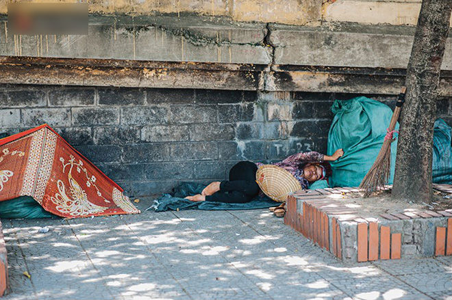 Nhọc nhằn bước chân mưu sinh của những người lao động nghèo dưới nắng nóng Hà Nội