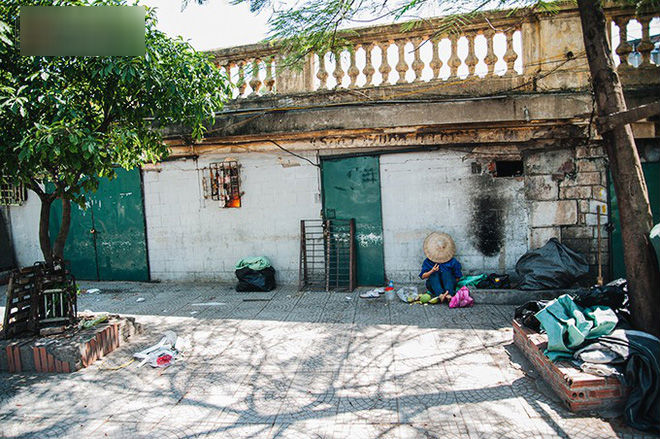 Nhọc nhằn bước chân mưu sinh của những người lao động nghèo dưới nắng nóng Hà Nội