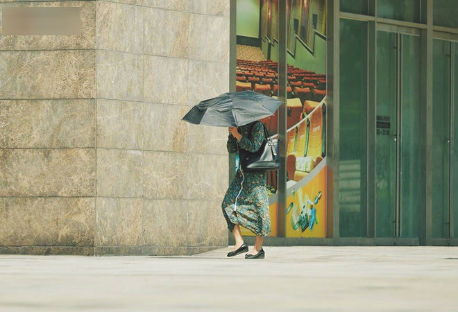 Nhọc nhằn bước chân mưu sinh của những người lao động nghèo dưới nắng nóng Hà Nội