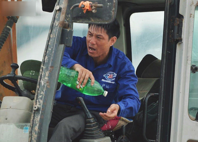 Nhọc nhằn bước chân mưu sinh của những người lao động nghèo dưới nắng nóng Hà Nội