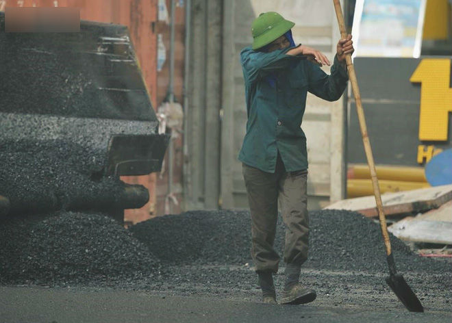 Nhọc nhằn bước chân mưu sinh của những người lao động nghèo dưới nắng nóng Hà Nội