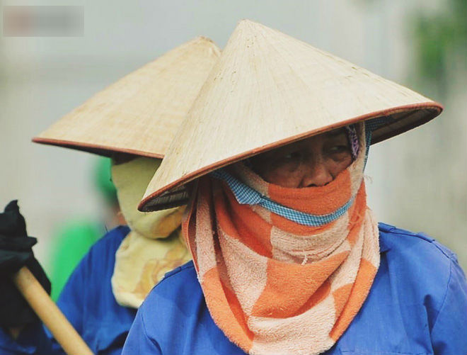 Nhọc nhằn bước chân mưu sinh của những người lao động nghèo dưới nắng nóng Hà Nội