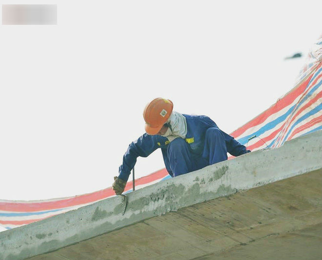 Nhọc nhằn bước chân mưu sinh của những người lao động nghèo dưới nắng nóng Hà Nội