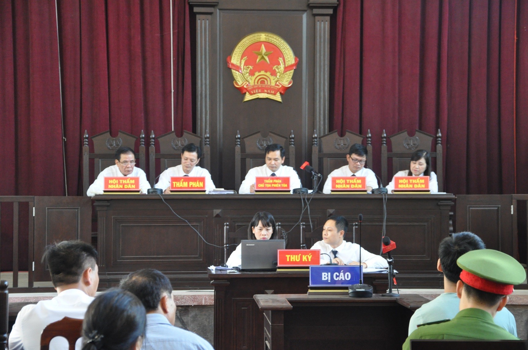Vụ xét xử bác sĩ Hoàng Công Lương: Những câu hỏi ám ánh người nghe Vụ xét xử bác sĩ Hoàng Công Lương: Những câu hỏi ám ánh người nghe