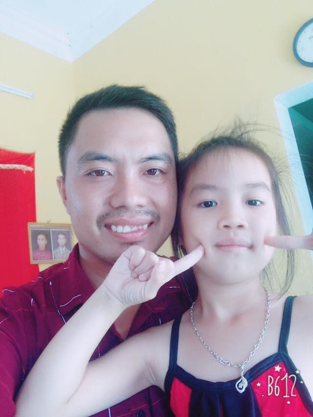 Đêm hè mất điện, mẹ giật mình dậy không thấy con gái đâu, hóa ra đang quấn chặt chân bố ngủ thế này