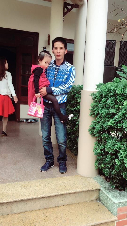 Đêm hè mất điện, mẹ giật mình dậy không thấy con gái đâu, hóa ra đang quấn chặt chân bố ngủ thế này