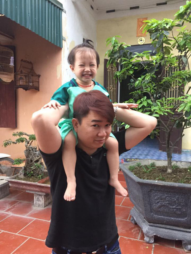 Đêm hè mất điện, mẹ giật mình dậy không thấy con gái đâu, hóa ra đang quấn chặt chân bố ngủ thế này