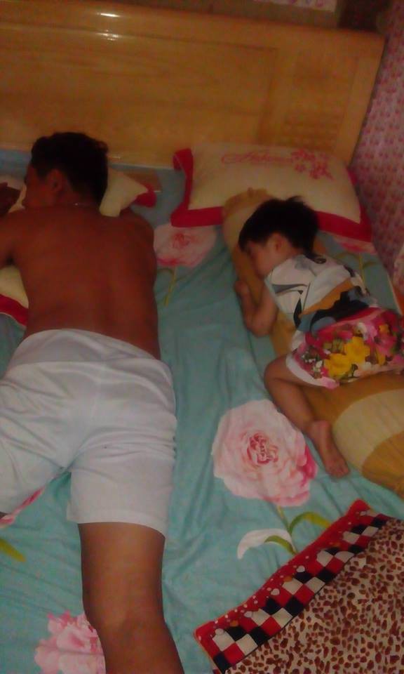 Đêm hè mất điện, mẹ giật mình dậy không thấy con gái đâu, hóa ra đang quấn chặt chân bố ngủ thế này