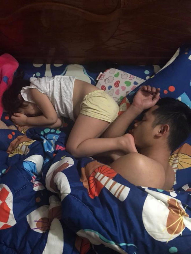 Đêm hè mất điện, mẹ giật mình dậy không thấy con gái đâu, hóa ra đang quấn chặt chân bố ngủ thế này