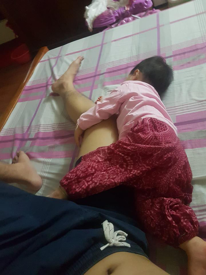 Đêm hè mất điện, mẹ giật mình dậy không thấy con gái đâu, hóa ra đang quấn chặt chân bố ngủ thế này