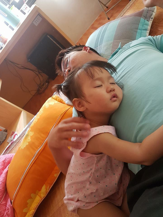 Đêm hè mất điện, mẹ giật mình dậy không thấy con gái đâu, hóa ra đang quấn chặt chân bố ngủ thế này