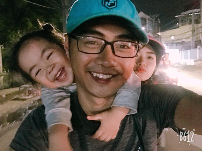 Đêm hè mất điện, mẹ giật mình dậy không thấy con gái đâu, hóa ra đang quấn chặt chân bố ngủ thế này