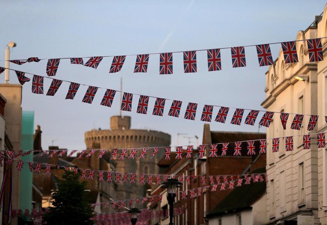 Không khí trước giờ G đám cưới hoàng gia Anh: Người dân xếp chỗ từ sớm mong diện kiến Hoàng tử Harry và tân nương