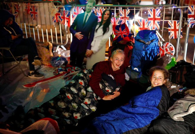 Không khí trước giờ G đám cưới hoàng gia Anh: Người dân xếp chỗ từ sớm mong diện kiến Hoàng tử Harry và tân nương