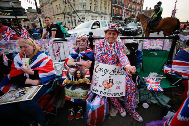 Không khí trước giờ G đám cưới hoàng gia Anh: Người dân xếp chỗ từ sớm mong diện kiến Hoàng tử Harry và tân nương