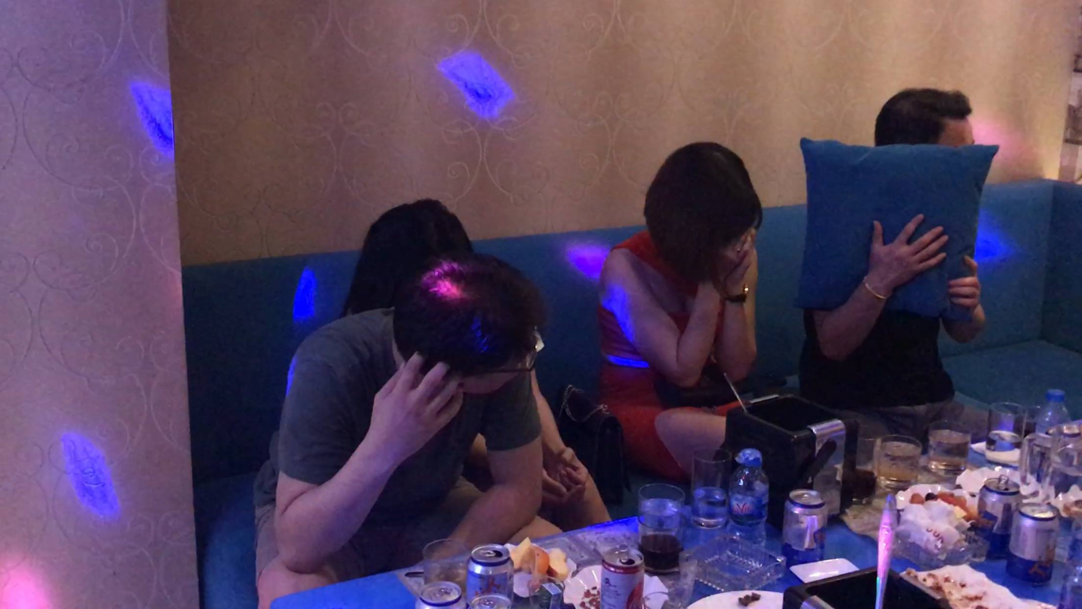 Đột kích nhà hàng, phát hiện nhiều tiếp viên thiếu vải phục vụ trai ngoại