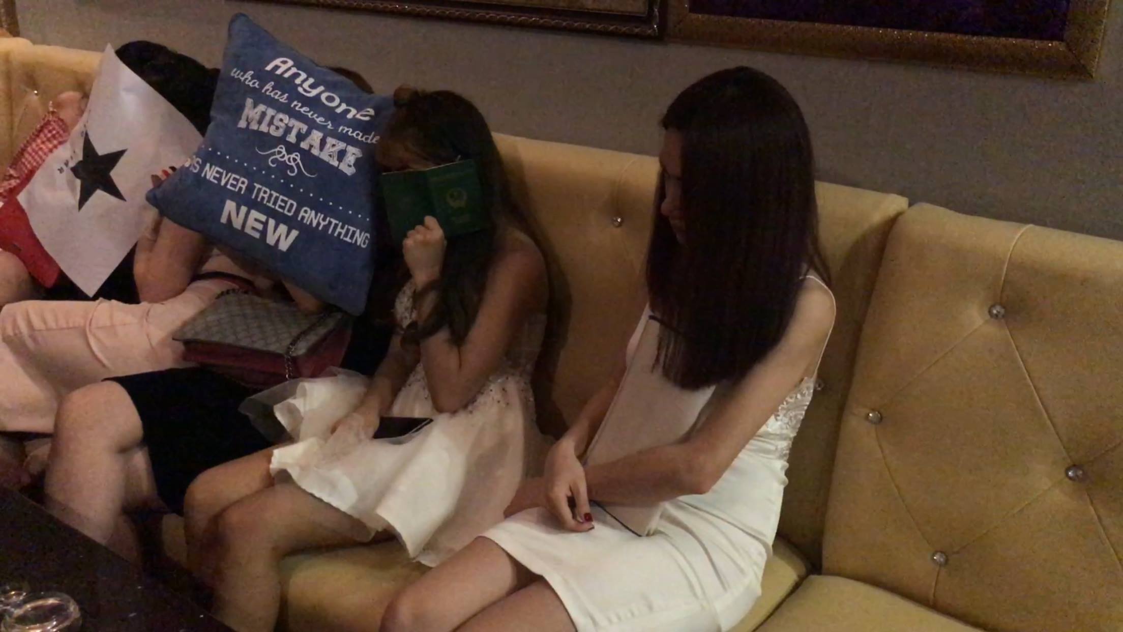 Đột kích nhà hàng, phát hiện nhiều tiếp viên thiếu vải phục vụ trai ngoại