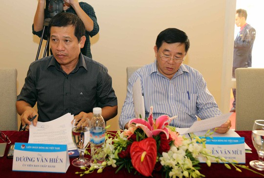 Người trong cuộc nói gì về cuộc họp dung tục của quan chức VFF và VPF?