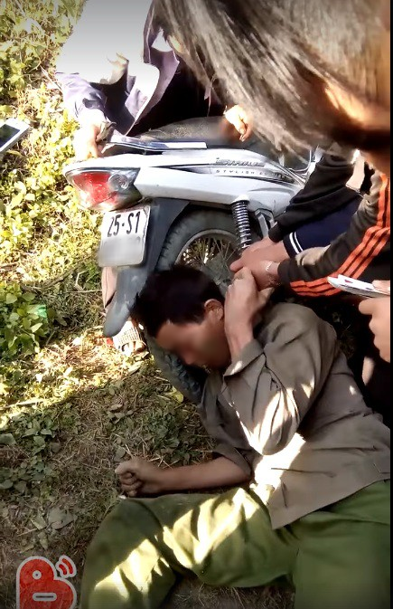 Hy hữu: Người dân giải cứu ông chú bỗng dưng mắc kẹt đầu vào bánh xe máy và ống pô