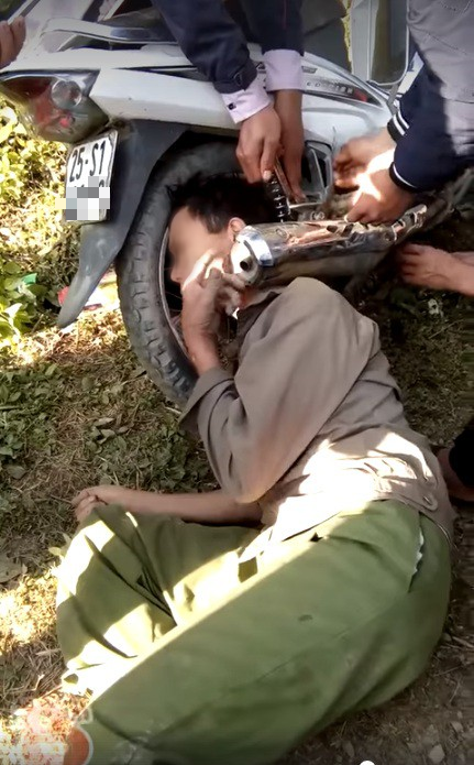 Hy hữu: Người dân giải cứu ông chú bỗng dưng mắc kẹt đầu vào bánh xe máy và ống pô