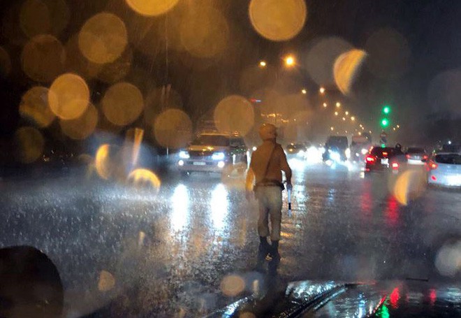 Hà Nội: Mưa giông cuốn khung giàn giáo lật đè ô tô