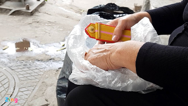 Hà Nội quét trang phục giống công an, bộ đội bán tràn lan trên phố