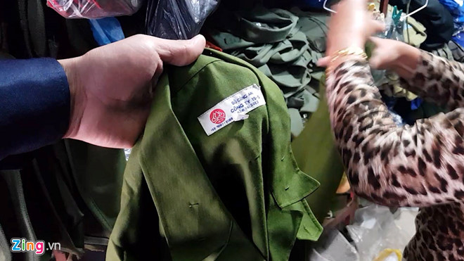 Hà Nội quét trang phục giống công an, bộ đội bán tràn lan trên phố