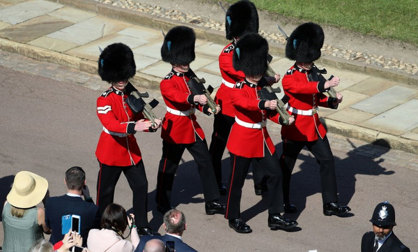 Hoàng tử Harry hôn vợ trước lễ đường