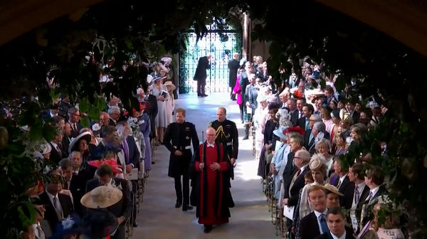 Hoàng tử Harry hôn vợ trước lễ đường