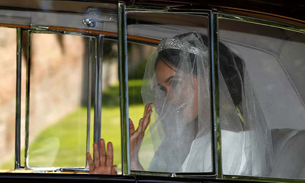 Hoàng tử Harry hôn vợ trước lễ đường