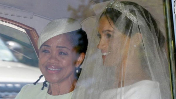 Hoàng tử Harry hôn vợ trước lễ đường