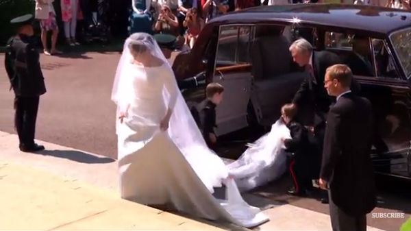 Hoàng tử Harry hôn vợ trước lễ đường