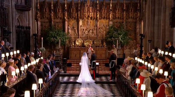 Hoàng tử Harry hôn vợ trước lễ đường