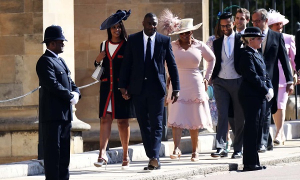 Hoàng tử Harry hôn vợ trước lễ đường