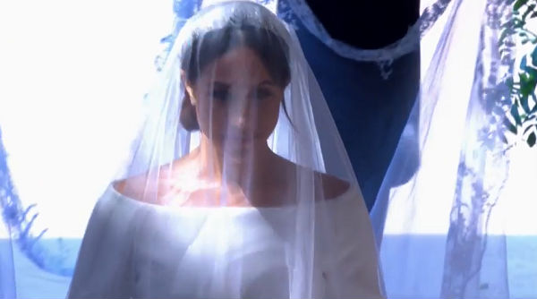 Hoàng tử Harry hôn vợ trước lễ đường