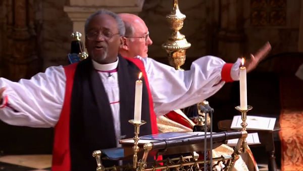 Hoàng tử Harry hôn vợ trước lễ đường