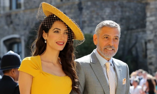 Hoàng tử Harry hôn vợ trước lễ đường