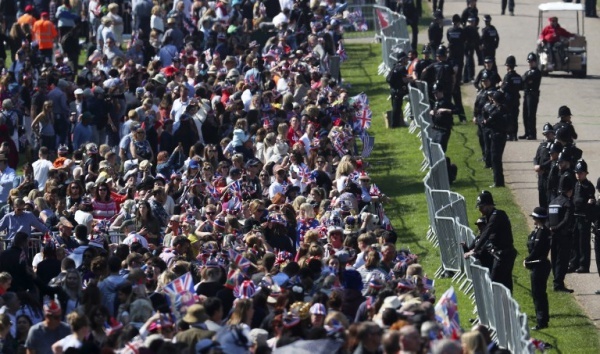 Hoàng tử Harry hôn vợ trước lễ đường