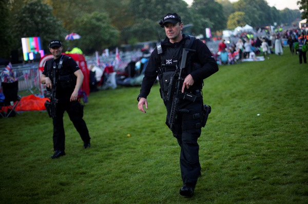 Hoàng tử Harry hôn vợ trước lễ đường