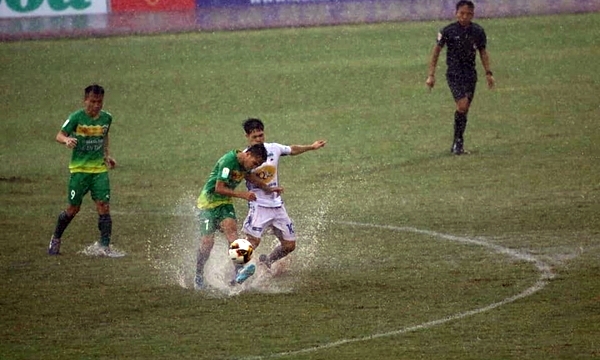 HAGL chia điểm Cần Thơ trong trận thủy chiến có bốn bàn thắng