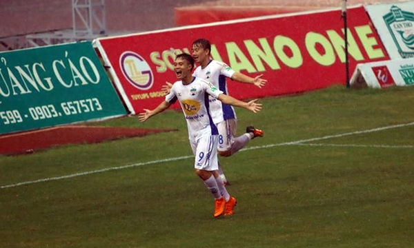 HAGL chia điểm Cần Thơ trong trận thủy chiến có bốn bàn thắng
