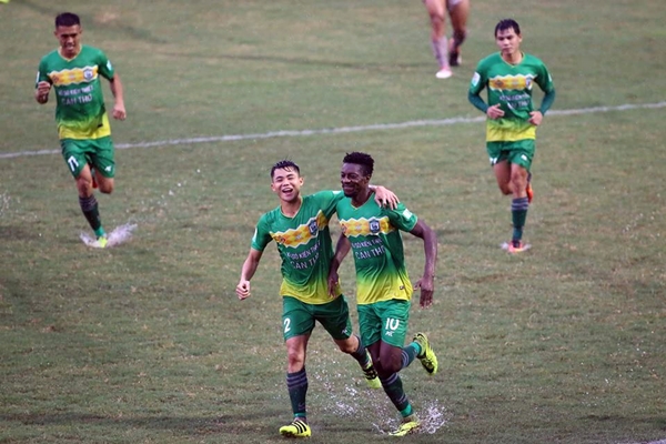 HAGL chia điểm Cần Thơ trong trận thủy chiến có bốn bàn thắng