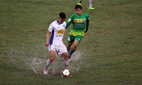 HAGL chia điểm Cần Thơ trong trận thủy chiến có bốn bàn thắng