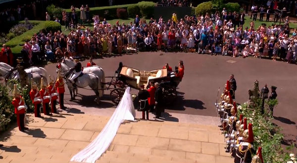 Hoàng tử Harry hôn vợ trước lễ đường