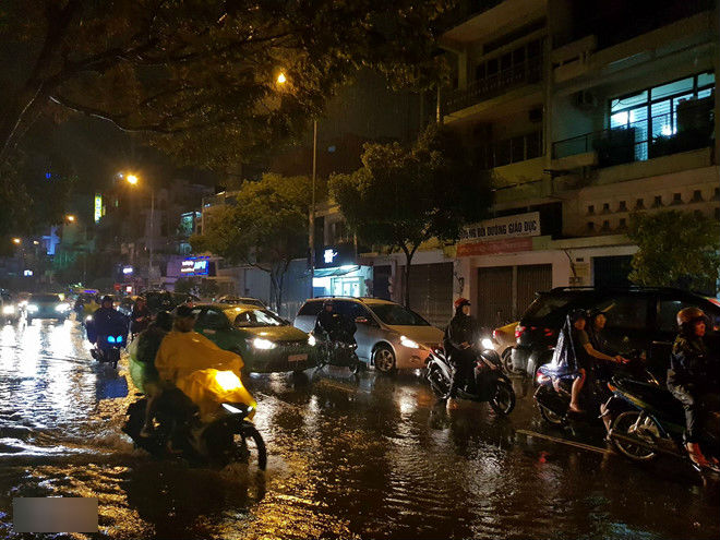 Sài Gòn mưa như trút nước, nhiều nơi ngập sâu