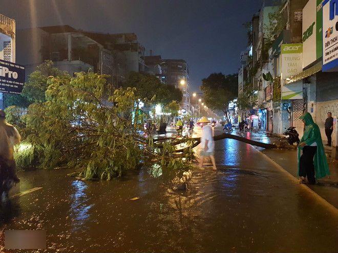 Sài Gòn mưa như trút nước, nhiều nơi ngập sâu