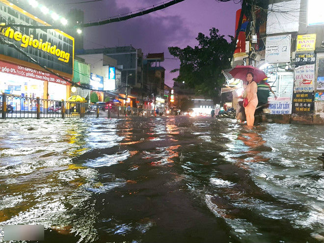 Sài Gòn mưa như trút nước, nhiều nơi ngập sâu