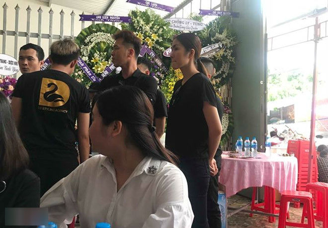 Tăng Thanh Hà, HHen Niê, Đông Nhi khóc nghẹn khi viếng stylist Mì Gói