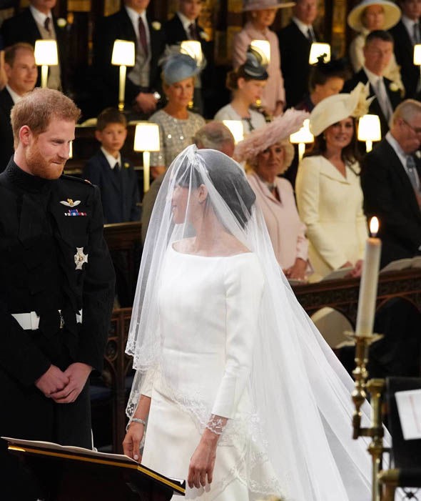 Tân Công nương Meghan Markle chọn váy đơn giản của Givenchy chứ không phải mẫu váy lộng lẫy 3 tỷ như đồn đoán Tân Công nương Meghan Markle chọn váy đơn giản của Givenchy chứ không phải mẫu váy lộng lẫy 3 tỷ như đồn đoán