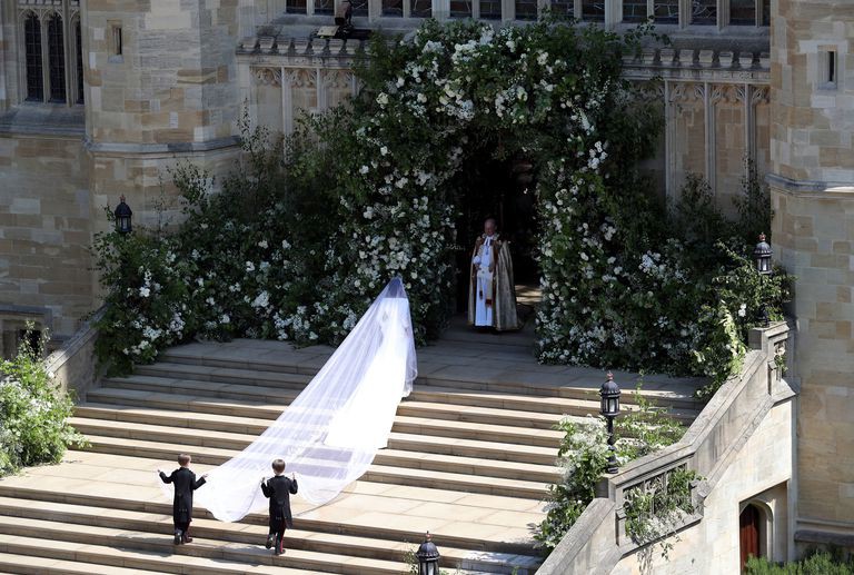 Tân Công nương Meghan Markle chọn váy đơn giản của Givenchy chứ không phải mẫu váy lộng lẫy 3 tỷ như đồn đoán Tân Công nương Meghan Markle chọn váy đơn giản của Givenchy chứ không phải mẫu váy lộng lẫy 3 tỷ như đồn đoán